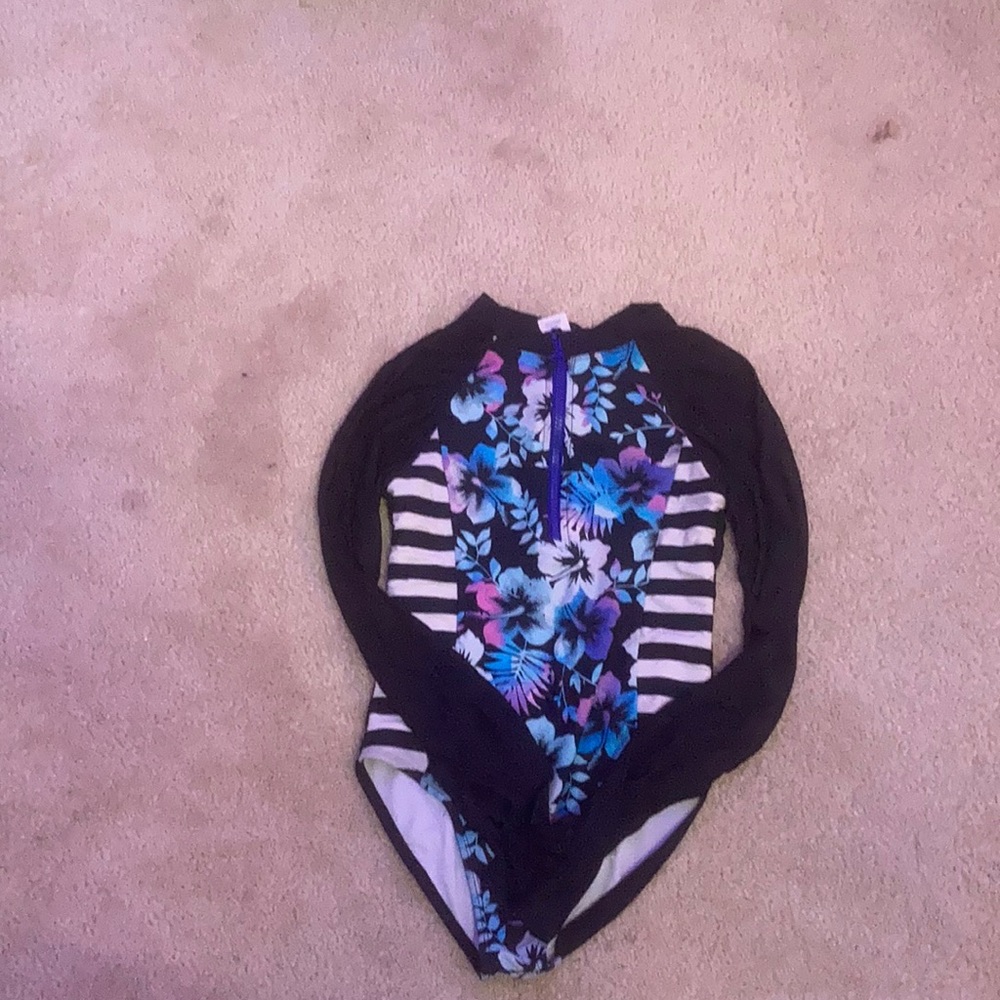 One piece swim-suit
